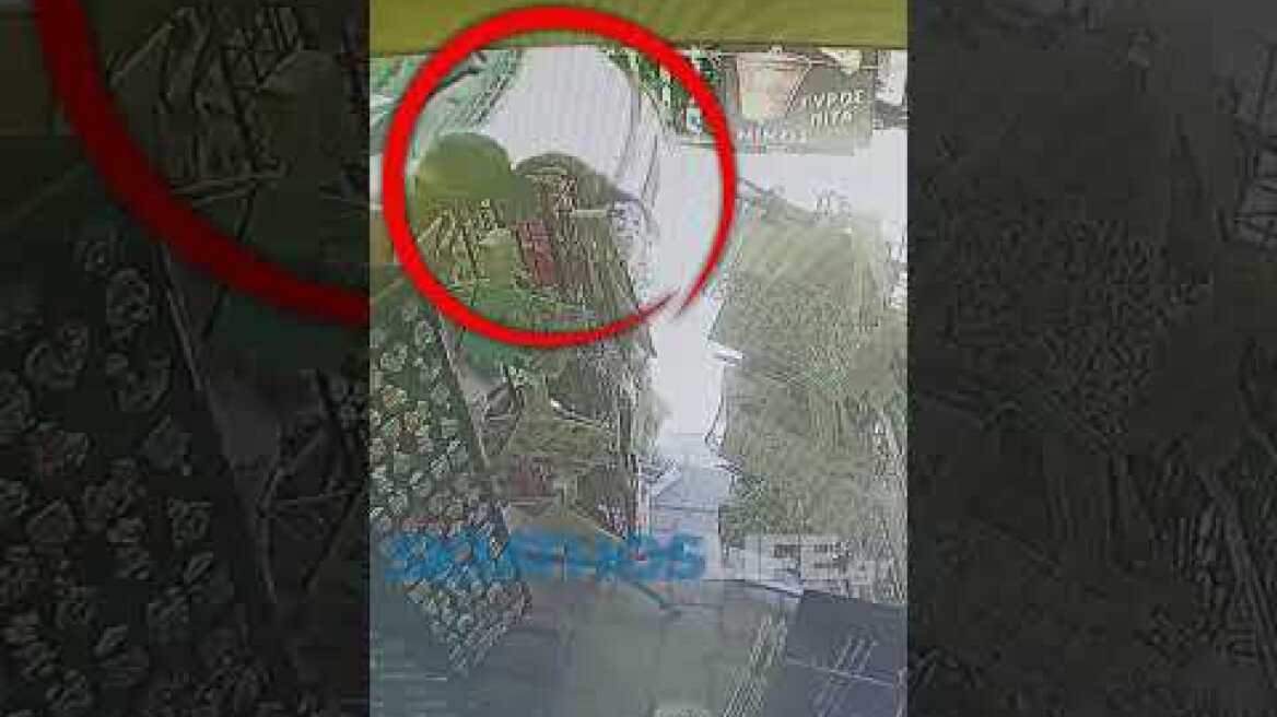 ΑΣΘΕΝΟΦΟΡΟ ΤΟΥ ΕΚΑΒ ΠΑΡΕΣΥΡΕ ΔΥΟ ΓΥΝΑΙΚΕΣ ΣΤΟΝ ΠΕΖΟΔΡΟΜΟ ΤΗΣ ΟΔΟΥ "ΠΑΠΑΔΙΑΜΑΝΤΗ"