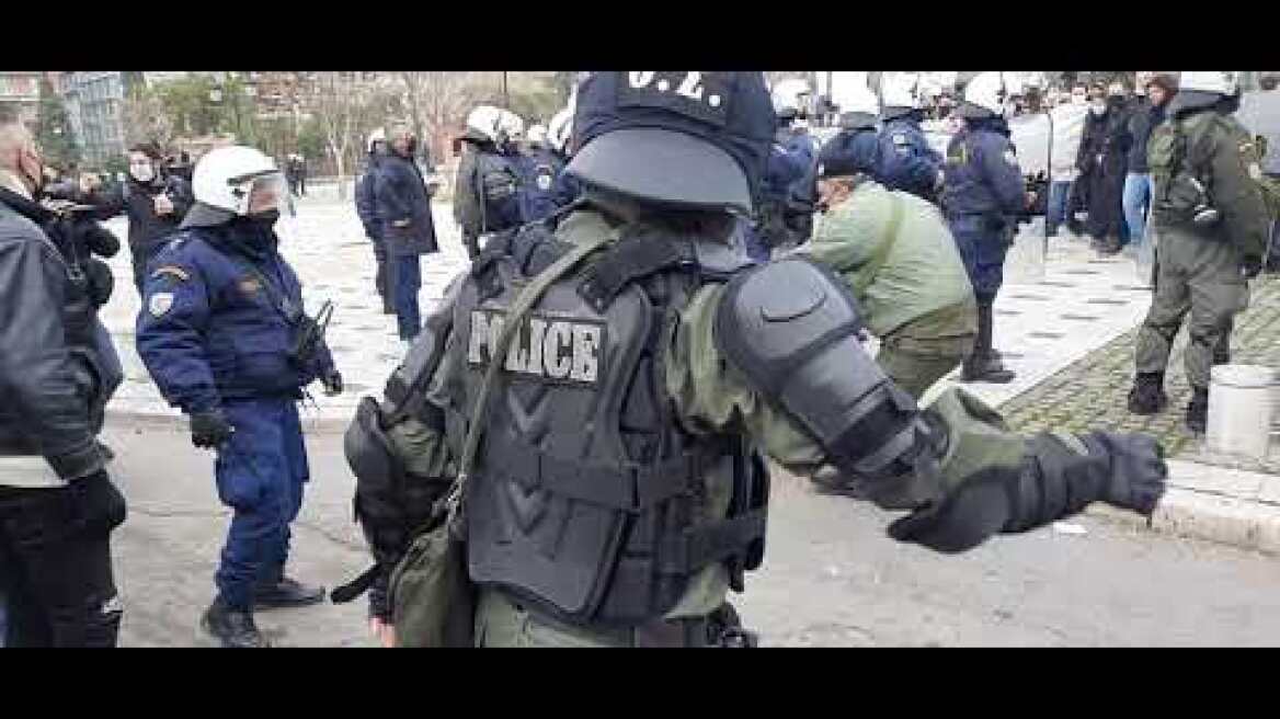 Thestival.gr Ένταση μεταξύ φοιτητών και αστυνομίας στο αγαλμα Βενιζέλου