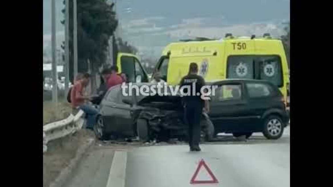 Καραμπόλα τεσσάρων ΙΧ κι ενός φορτηγού στη Θεσσαλονίκης – Μουδανιών, δύο άτομα τραυματίστηκαν
