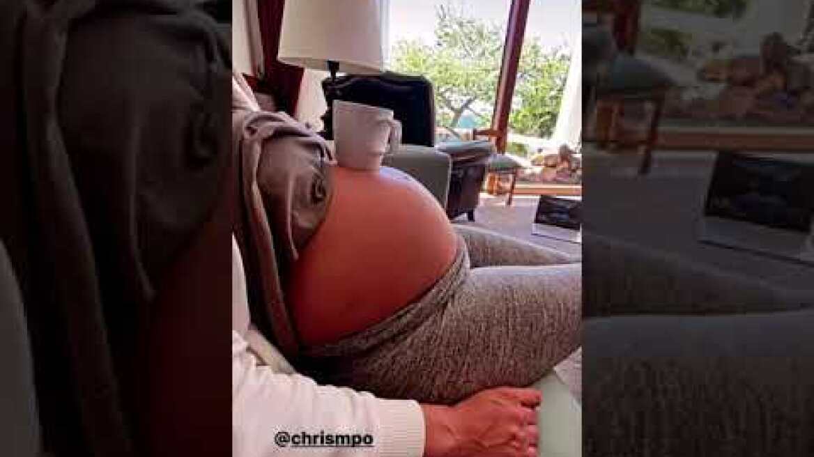 Ο Σάκης Τανιμανίδης και το "τραπεζάκι" της Χριστίνας 😂🤰🏻