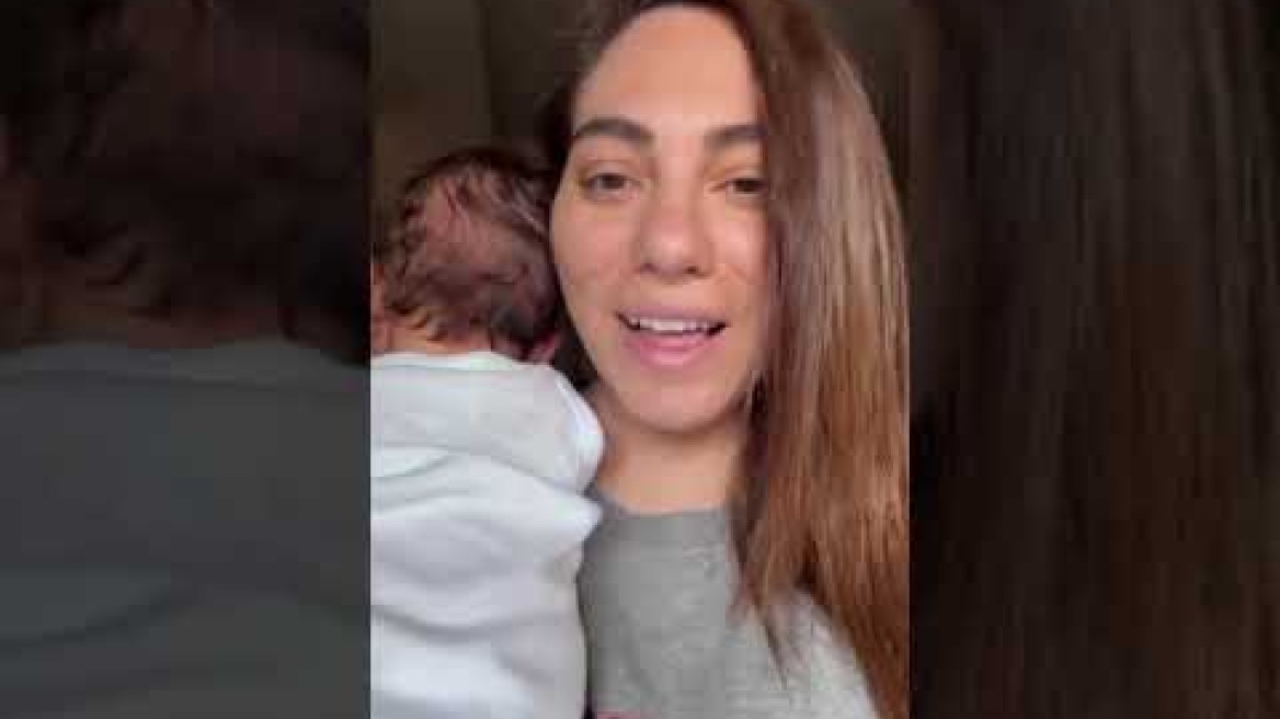 Η Ευρυδίκη Βαλαβάνη με το μωράκι της