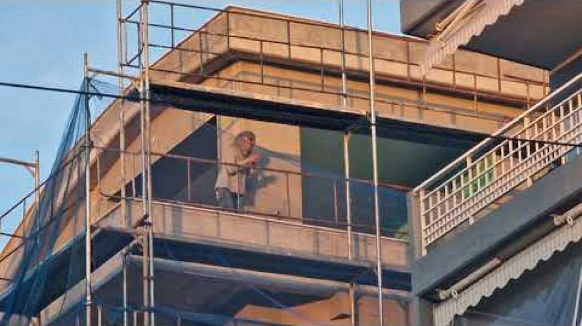 Θεσσαλονίκη: Συνεχίζεται το θρίλερ με τη γυναίκα που απειλεί να πέσει από τον ν 7ο όροφο