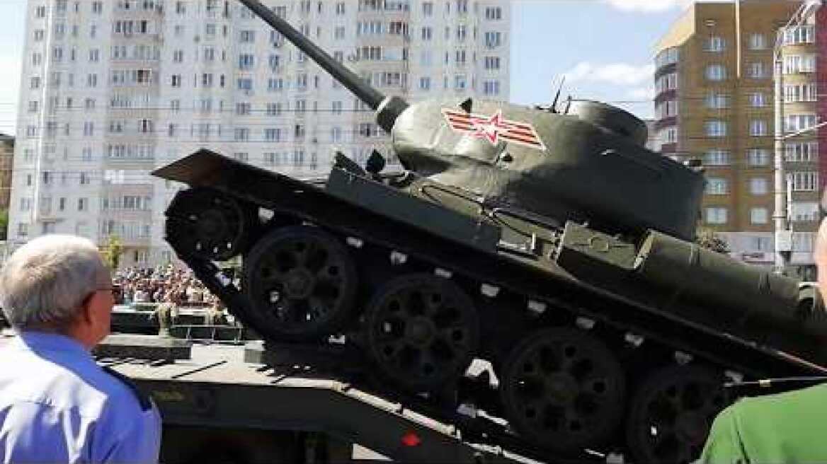 Ανετράπη τανκ μετά από στρατιωτική παρέλαση στη Ρωσία!