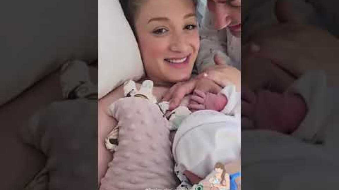 Η Ιλάειρα Ζήση και ο  Μαυρίκιος Μαυρικίου με το νεογέννητο παιδί τους