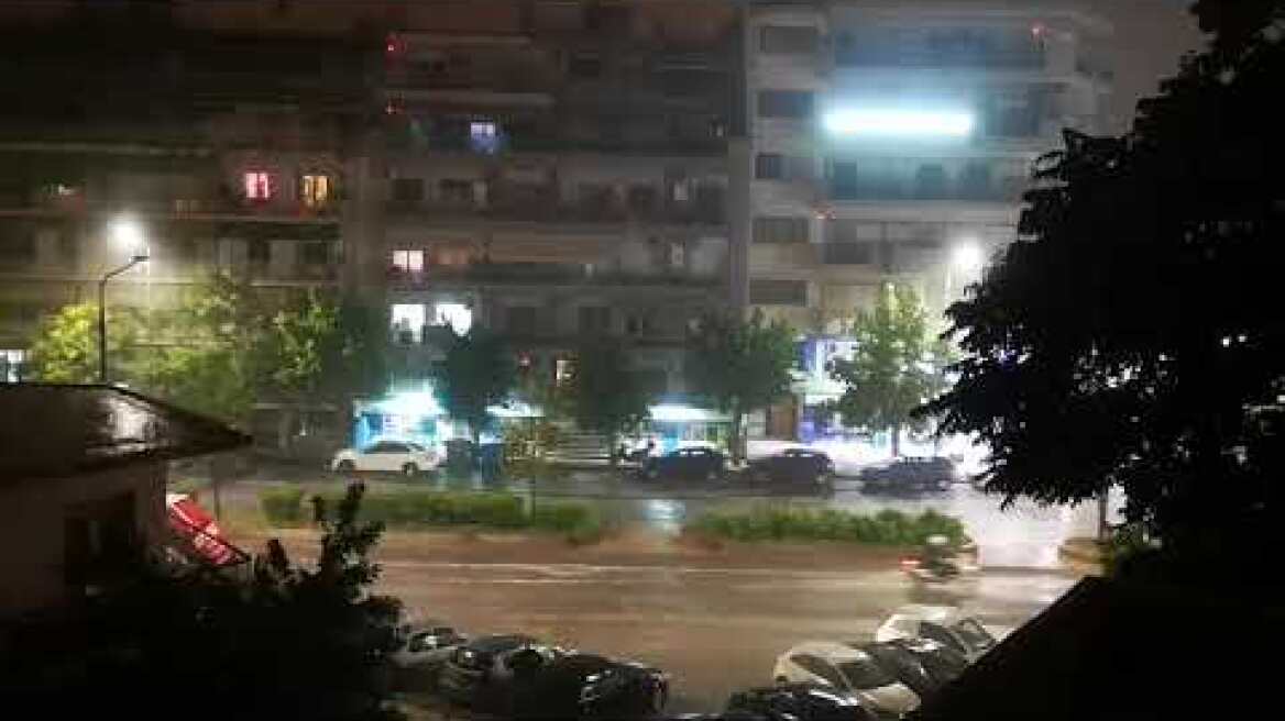 Ισχυρή καταιγίδα πλήττει τη Θεσσαλονίκη