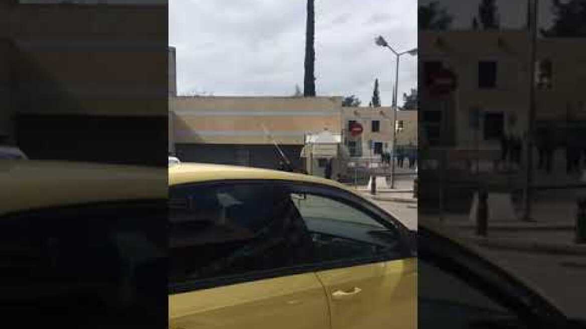 Έξω από το Υπουργείο Μεταφορών τα ταξί