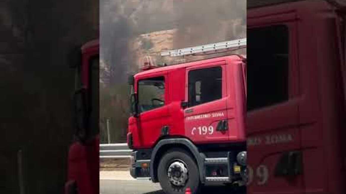 Φωτιά στην εθνική οδό Αθηνών - Κορίνθου