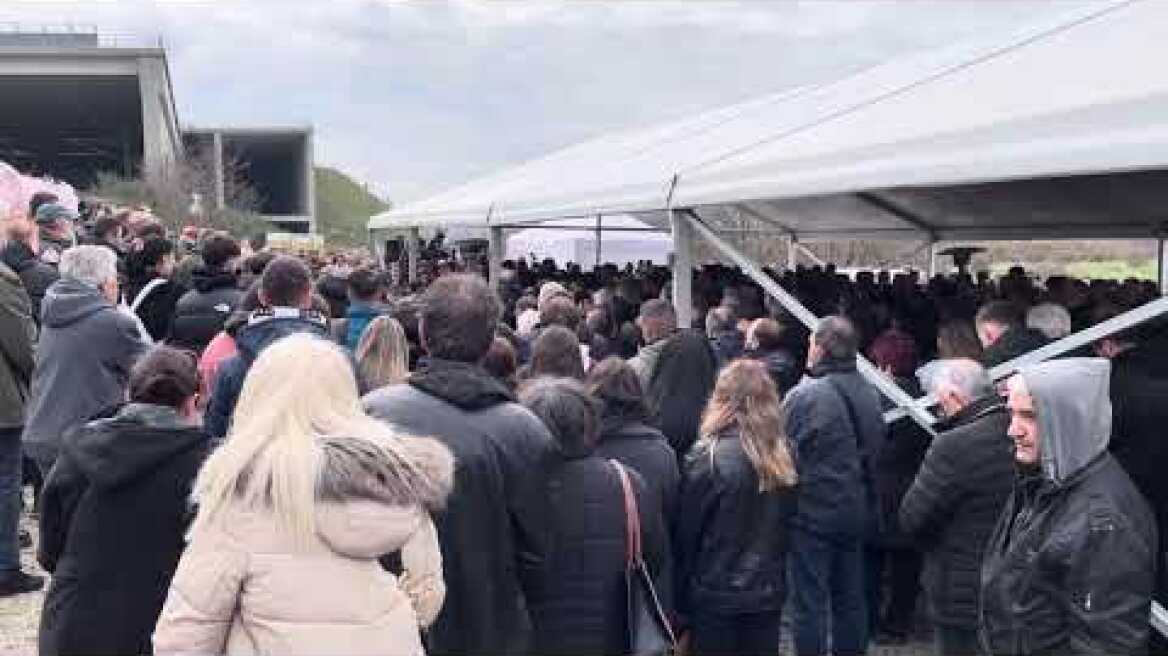 Τραγωδία των Τεμπών: Διαβάστηκαν τα 57 ονόματα στο μνημόσυνο των θυμάτων