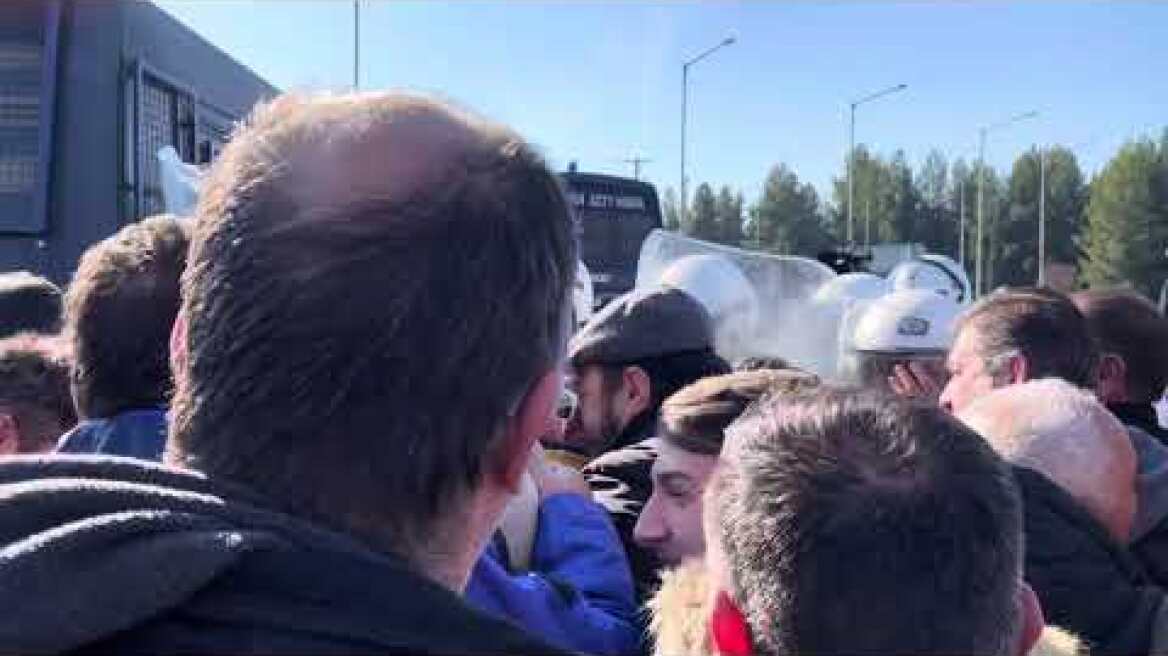 Αγροτικά Μπλόκα: Οι αγρότες προσπαθούν να βγουν στην Εθνική Οδό