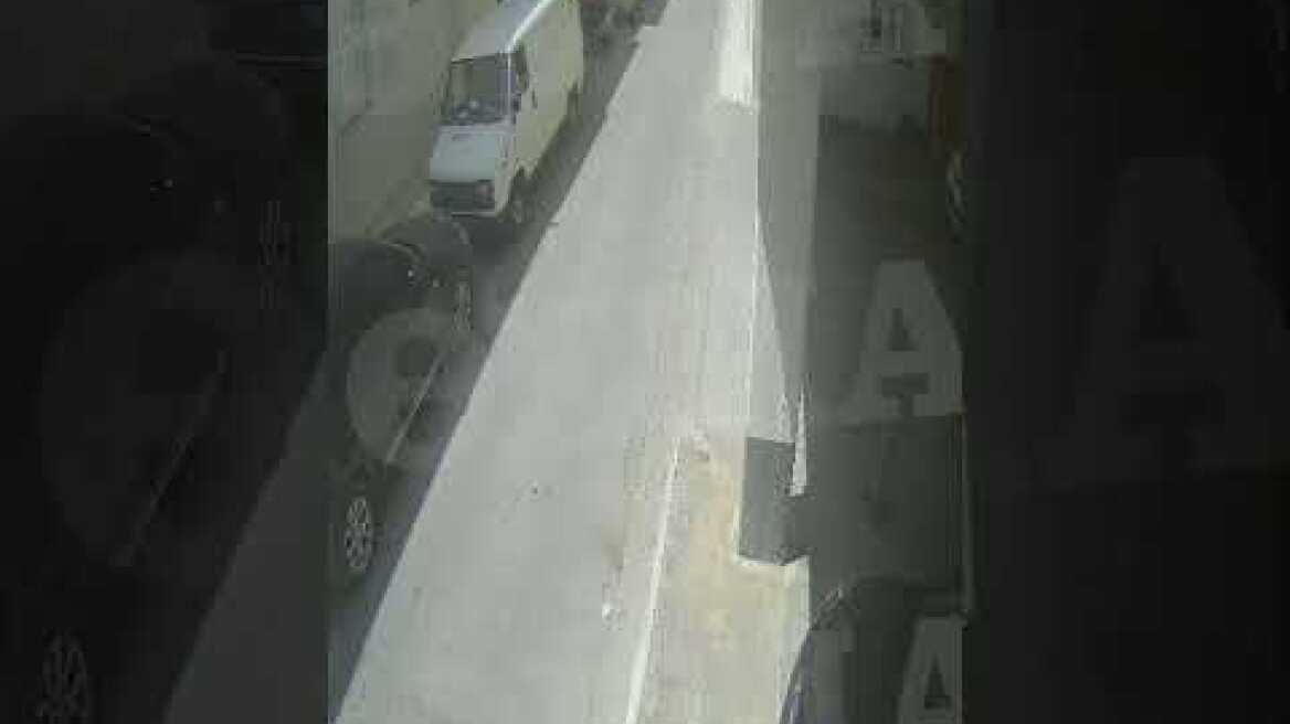 Θύμα των Βούλγαρων “αστυνομικών” πετάει 5.600 ευρώ σε σακούλα από το μπαλκόνι