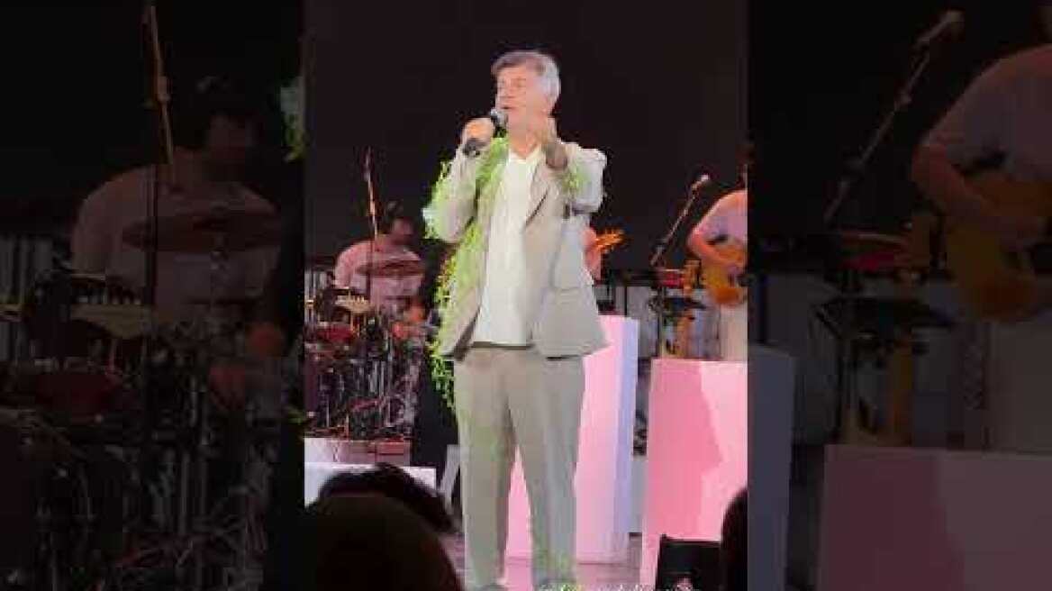 Η αγκαλιά του Γιώργου Μαζωνάκη με τον Φοίβο Δεληβοριά