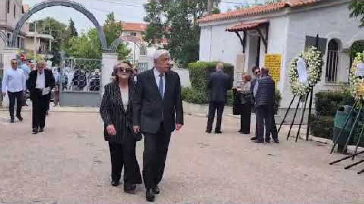 Ο Προκόπης Παυλόπουλος με τη σύζυγό του στην κηδεία του Πέτρου Μολυβιάτη