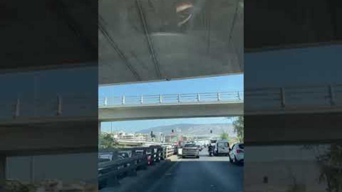 Τροχαίο ατύχημα στην Ποσειδώνος - Γυναίκα παρασύρθηκε από αυτοκίνητο που πέρασε στο αντίθετο ρεύμα