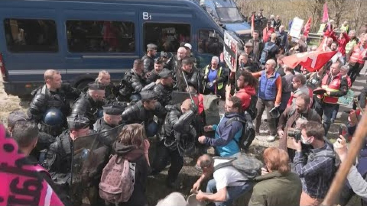 Macron dans le Doubs: tensions entre manifestants et gendarmes | AFP Images
