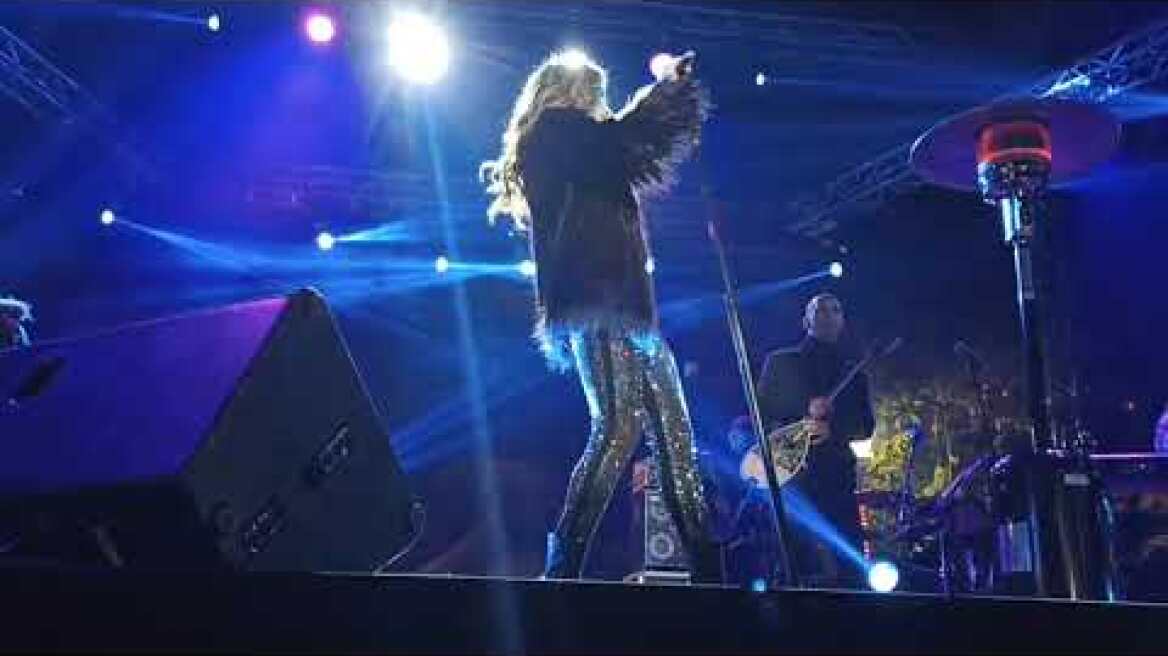 Η Δέσποινα Βανδή τραγουδά στο Αγρίνιο