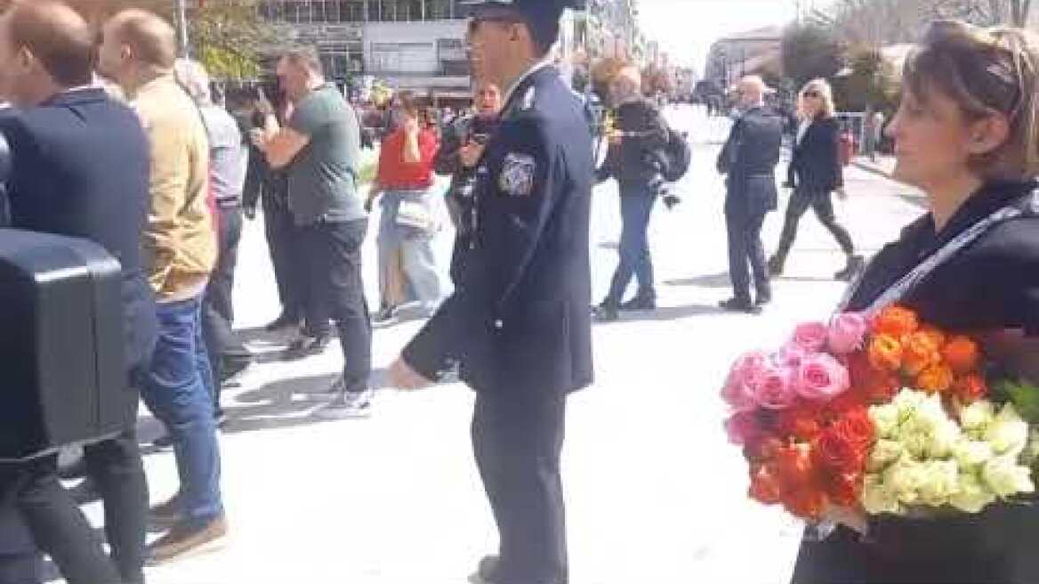 Η οικογένεια Πλακιά από την Καλαμπάκα άφησε 57 τριαντάφυλλα στην εξέδρα των επισήμων (1)