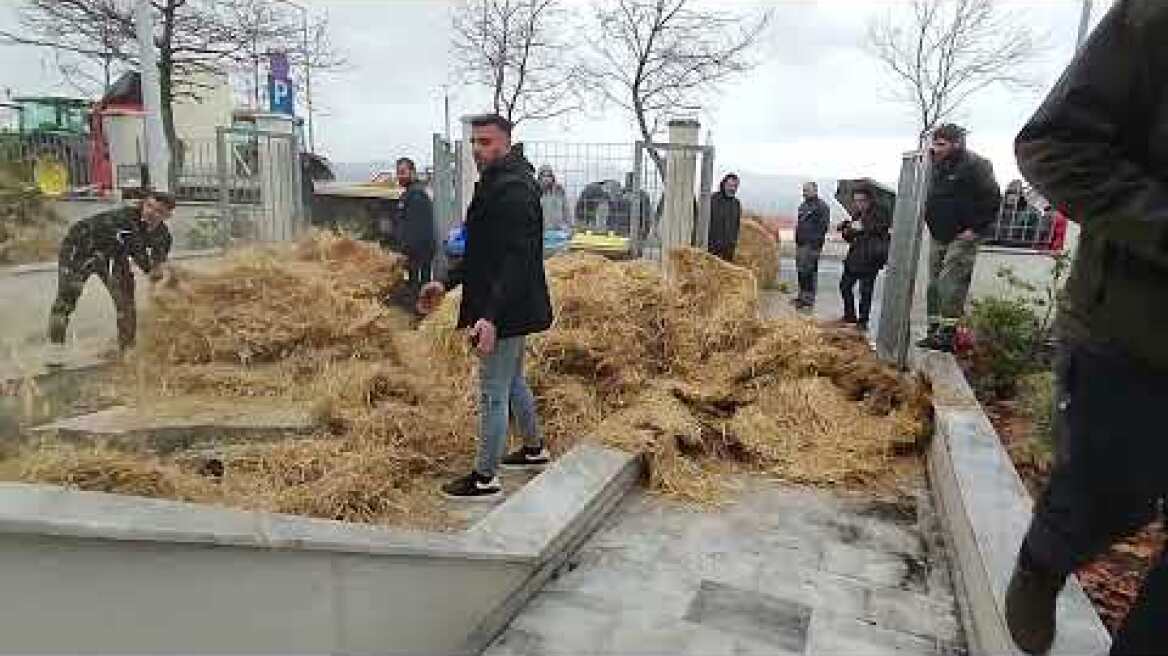 μπάλες άχυρα στην περιφέρεια από τους αγρότες