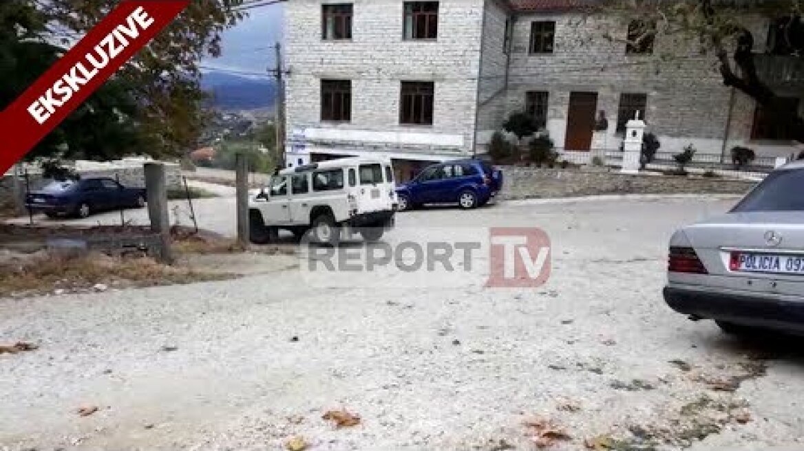Report TV - Gjirokastër, policia qëllohet me kallash gjatë ceremonisë për ushtarët grekë