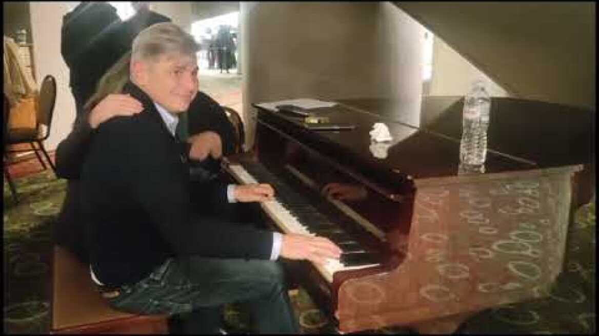 Ο Φαραντούρης παίζει πιάνο στην ΚΕ του ΣΥΡΙΖΑ