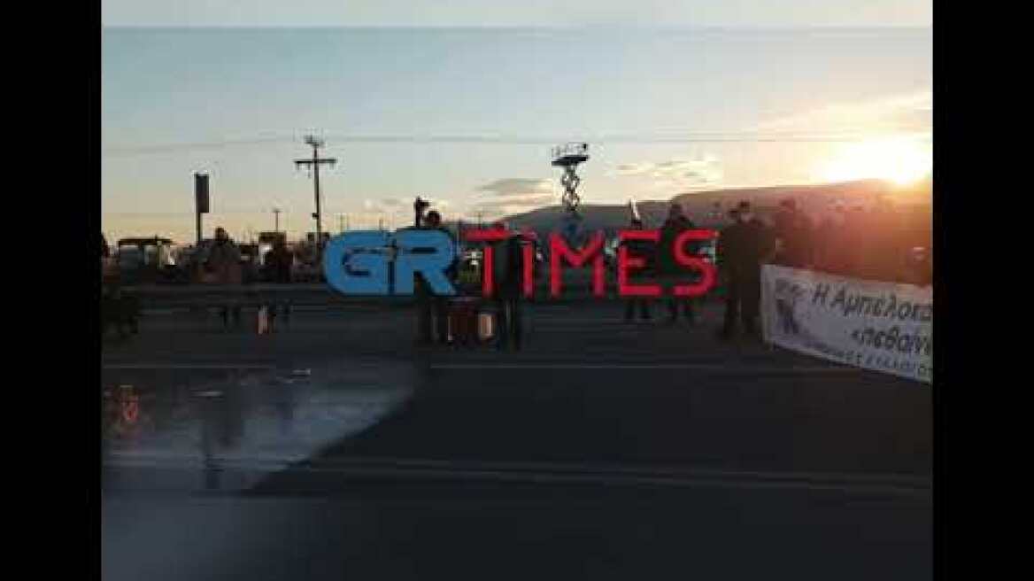 Έβαλαν φωτιά στο τσίπουρο οι παραγωγοί Τυρνάβου