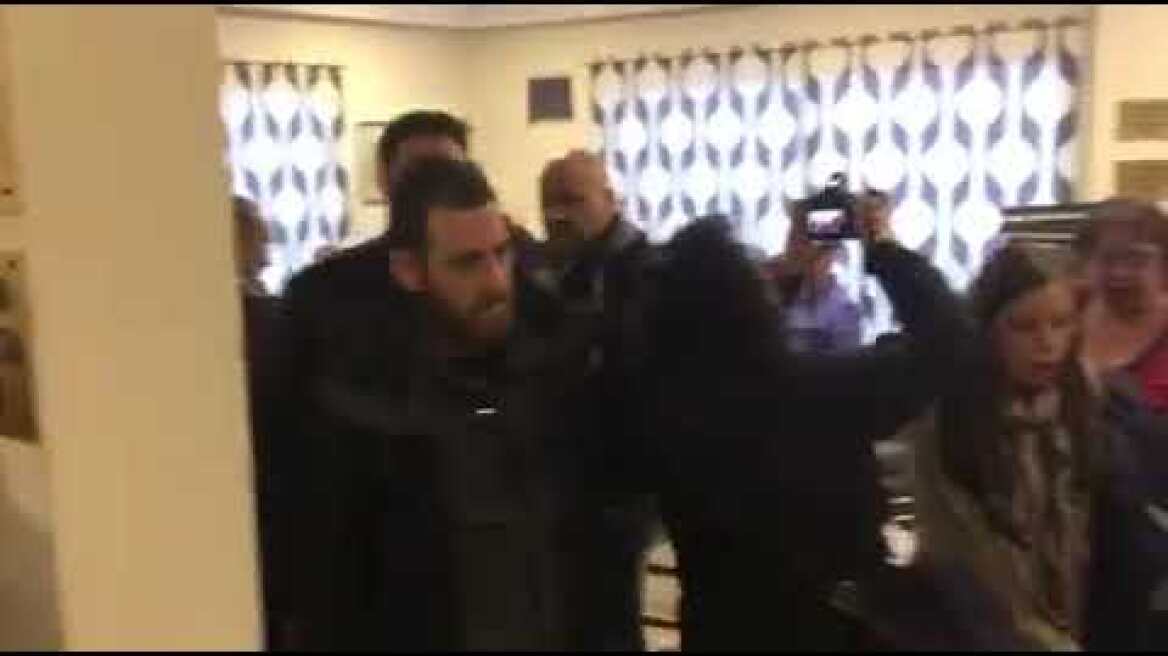 Ένταση με μέλη του ΠΑΜΕ στη συνεδρίαση του ΕΚΘ - Voria.gr