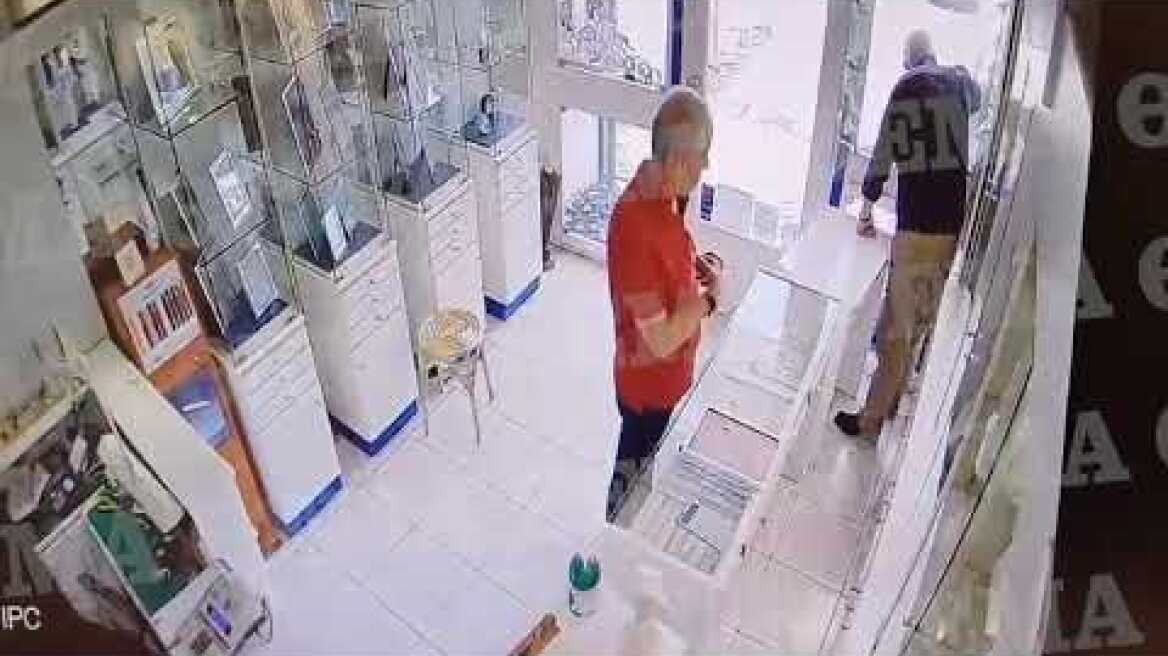 H δράση 63χρονου "ελαφροχέρη" που παρίστανε τον πελάτη και «άδειαζε» κοσμηματοπωλεία
