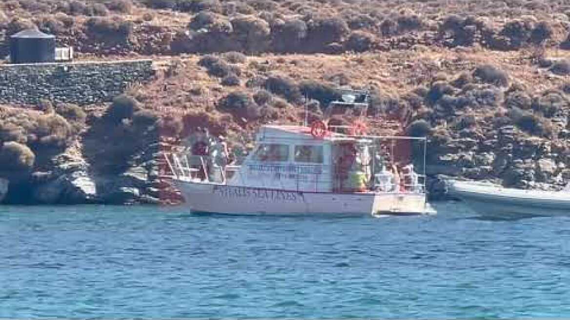 Παρέμβαση του Λιμενικού να μετακινηθούν τα σκάφη από την ακτή στη Κολώνα