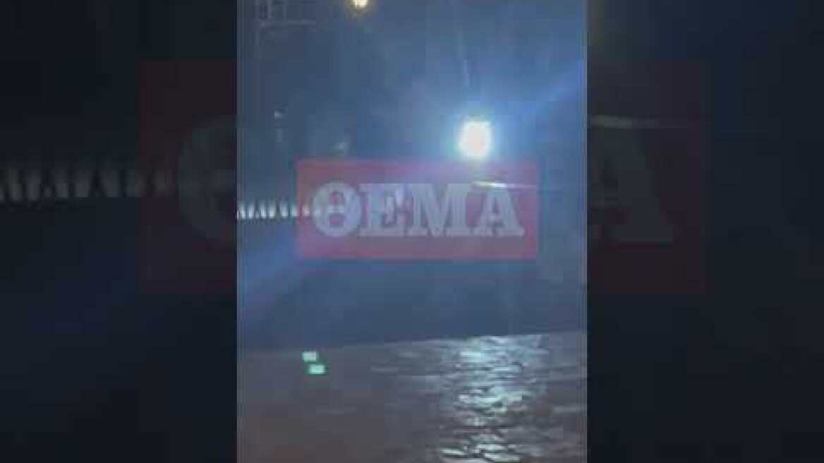 Με σκάφος αποχώρησε από το γύρισμα που πραγματοποιήθηκε στην παραλία Αυλάκι ο Μπραντ Πιτ