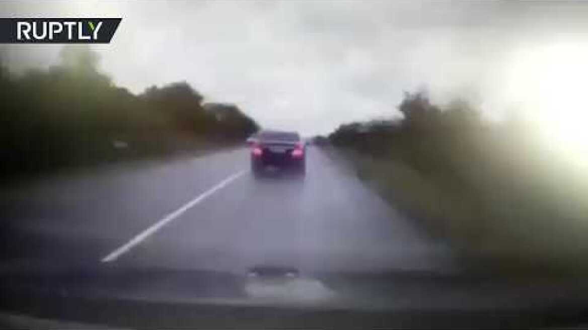 Shocking footage of a truck ploughing into Moldovan President Dodon's motorcade