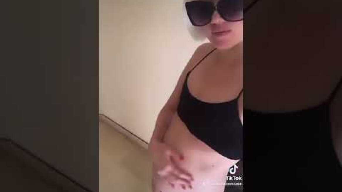 Η Τζούλια Αλεξανδράτου δείχνει τη φουσκωμένη κοιλιά της