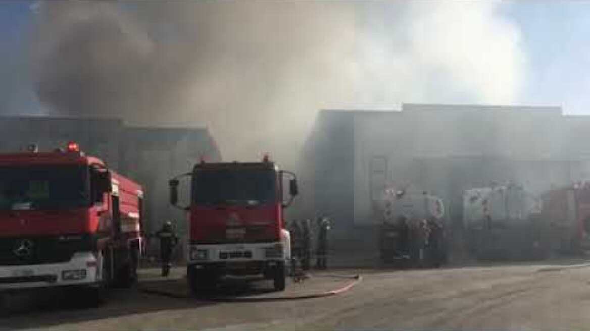 Μεγάλη φωτιά σε αποθήκη στα Γλυκά Νερά (2)