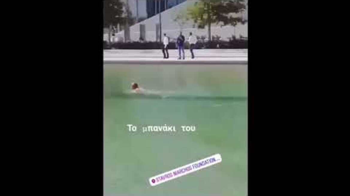 Θεός! Πέταξε τα ρούχα και βούτηξε στο κανάλι του «Νιάρχος»