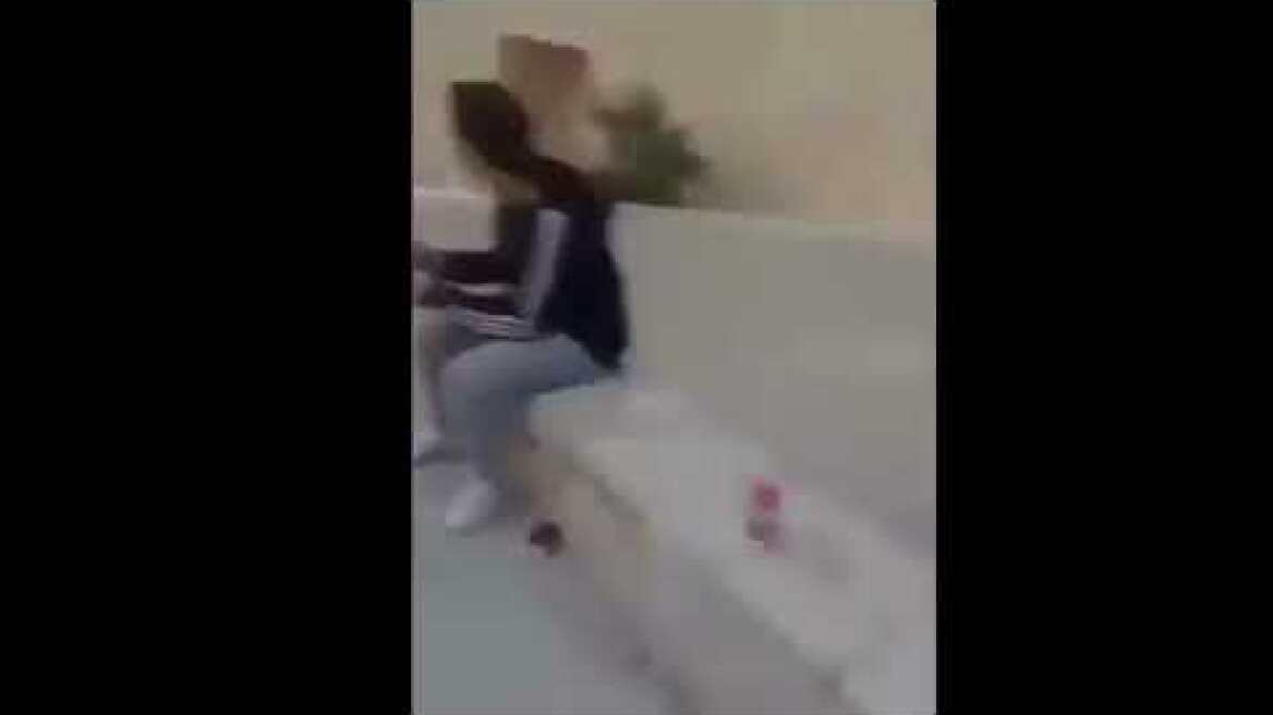 Ρέθυμνο: Ανήλικη κακοποιεί γάτα και «διασκεδάζει» με τις φίλες της