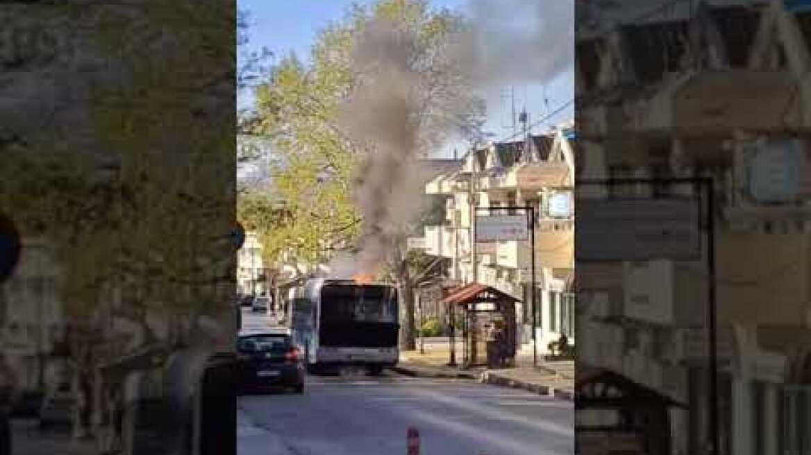 Το λεωφορείο που πήρε φωτιά ένα κινήσει το πρωί στην Πεντέλη