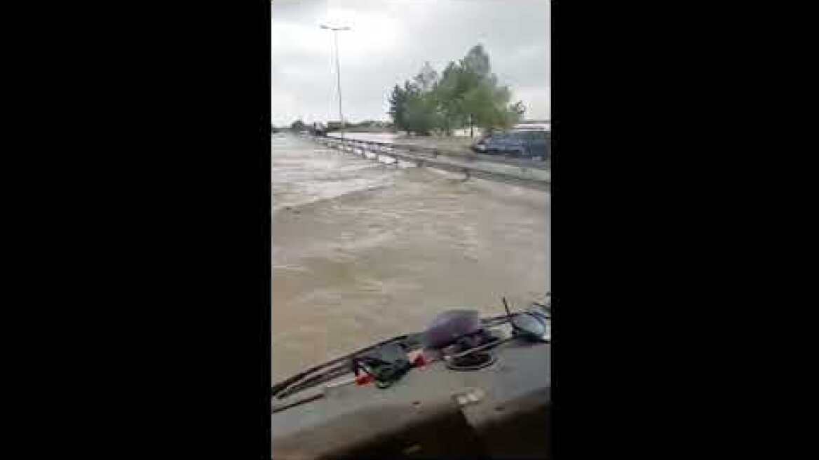 Απέραντη λίμνη η οδός Βόλου στη Λάρισα