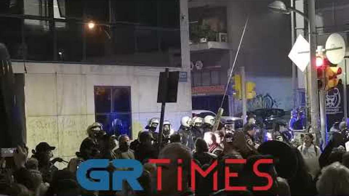 Συγκέντρωση της Πανελλήνιας Ομάδας Υγειονομικών έξω από την ΕΡΤ 3