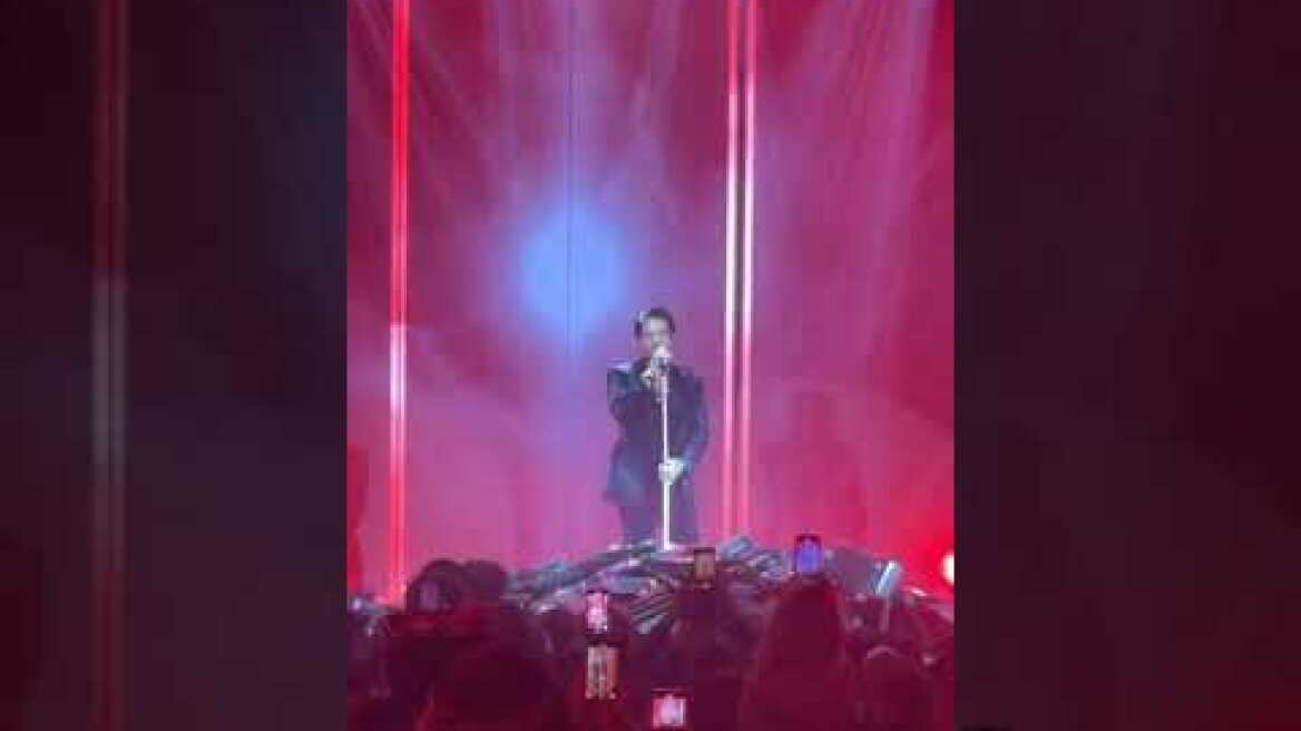 Ο Νίκος Οικονομόπουλος ερμηνεύει τον «Έκπτωτο Άγγελο» πάνω στη σκηνή