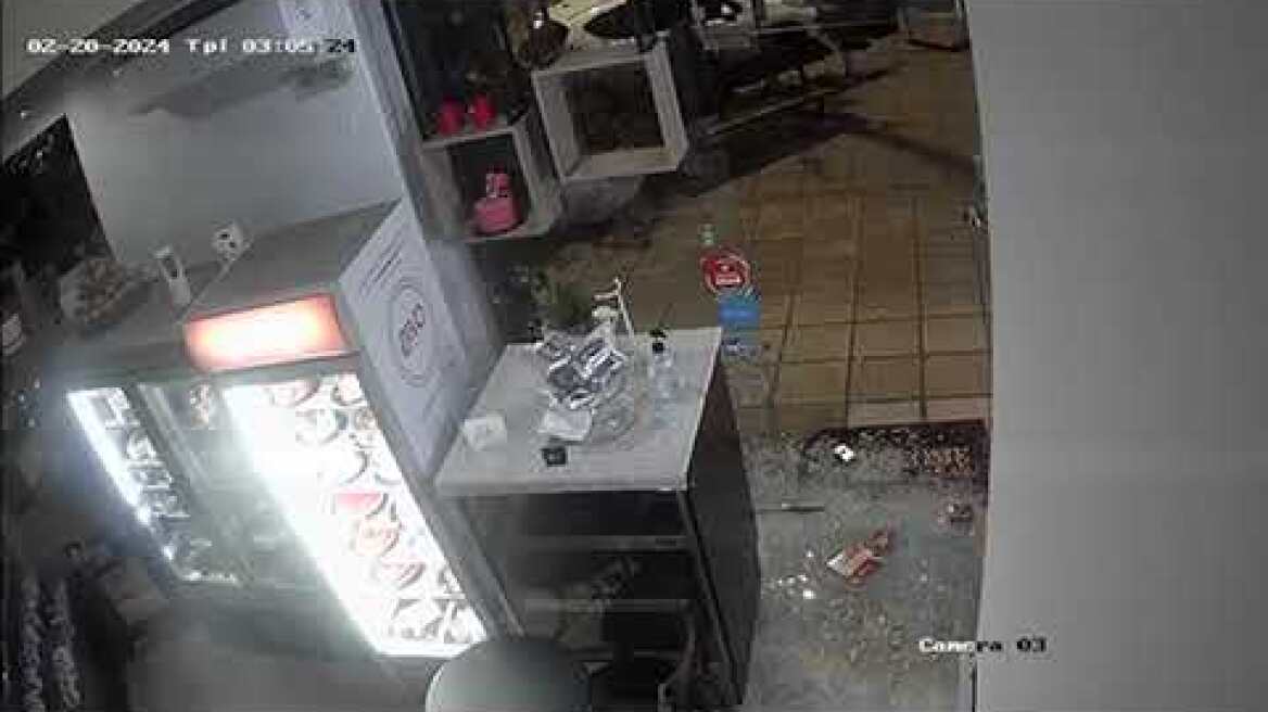 Θεσσαλονίκη: Καρέ καρέ η διάρρηξη σε ζαχαροπλαστείο μέσα σε σχεδόν ένα λεπτό