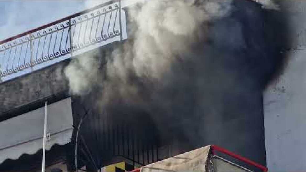 Στις φλόγες διαμέρισμα στη Θεσσαλονίκη - Ο ένοικος πήδηξε στο δίπλα μπαλκόνι για να γλιτώσει