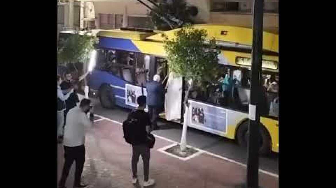 Γάμος στα Καμίνια του Πειραιά: Η νύφη έφτασε στην εκκλησία με τρόλεϊ!