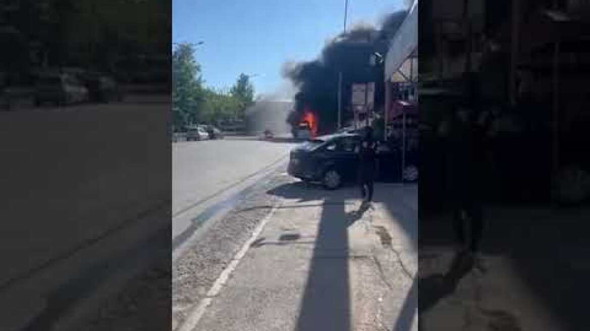 Φωτιά σε πούλμαν στη λεωφόρο Αθηνών (1)