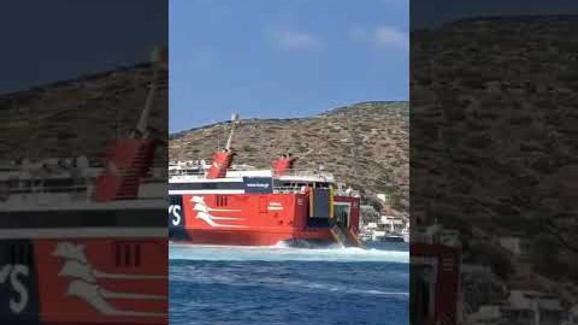 Πλοίο ακινητοποιήθηκε στην Αμοργό, γιατί του έπεσε η πόρτα μέσα στη Θάλασσα (1)