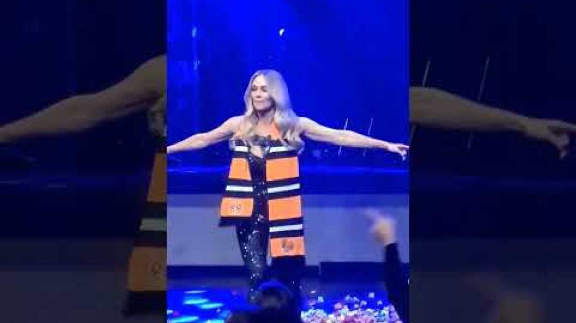 Τρέχοντας έφυγε η Έλλη Κοκκίνου από τη σκηνή ακούγοντας σύνθημα οπαδών του ΑΠΟΕΛ