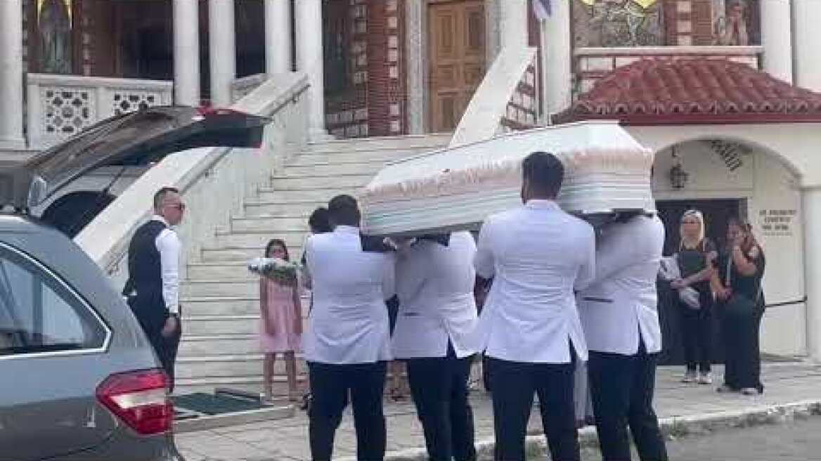 Κηδεία 13χρονης που έχασε τη ζωή από κεραυνό σε παραλία της Χαλκιδικής