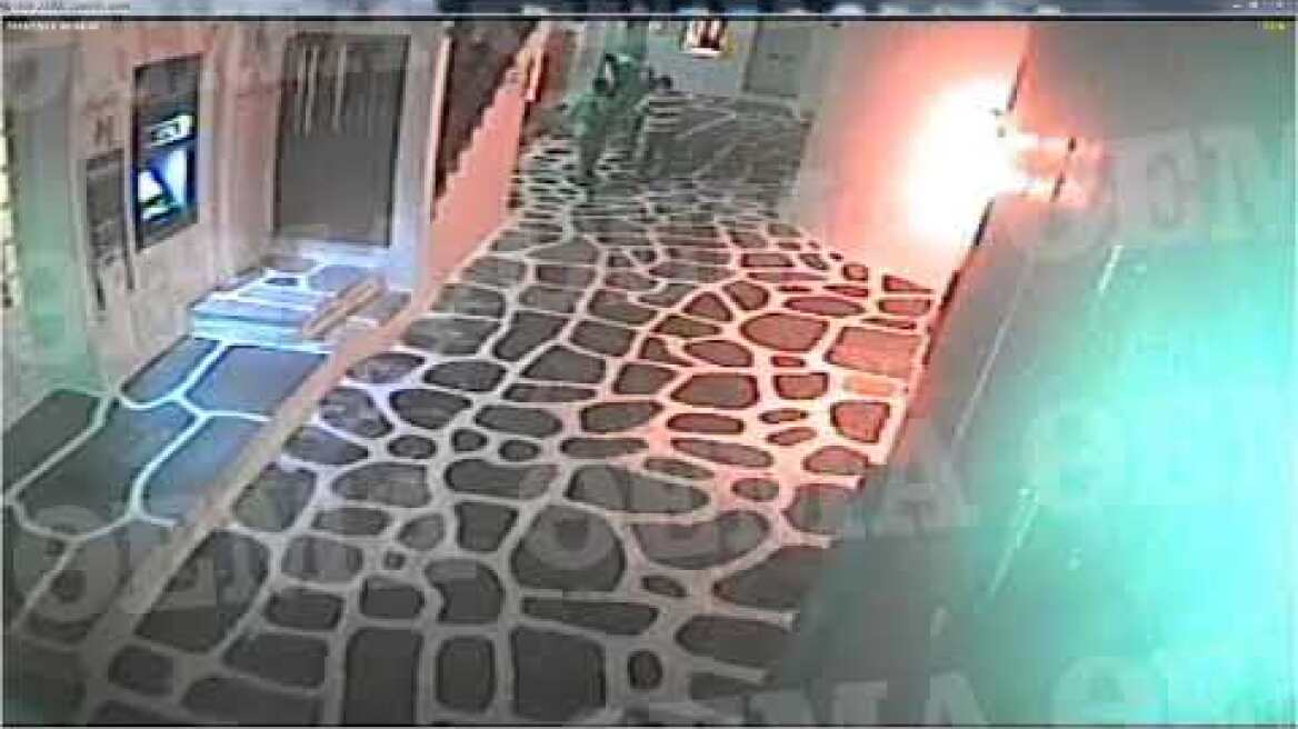 Βίντεο ντοκουμέντο: Ο άγριος ξυλοδαρμός του 19χρονου Μυκονιάτη απο τους αστυνομικούς!