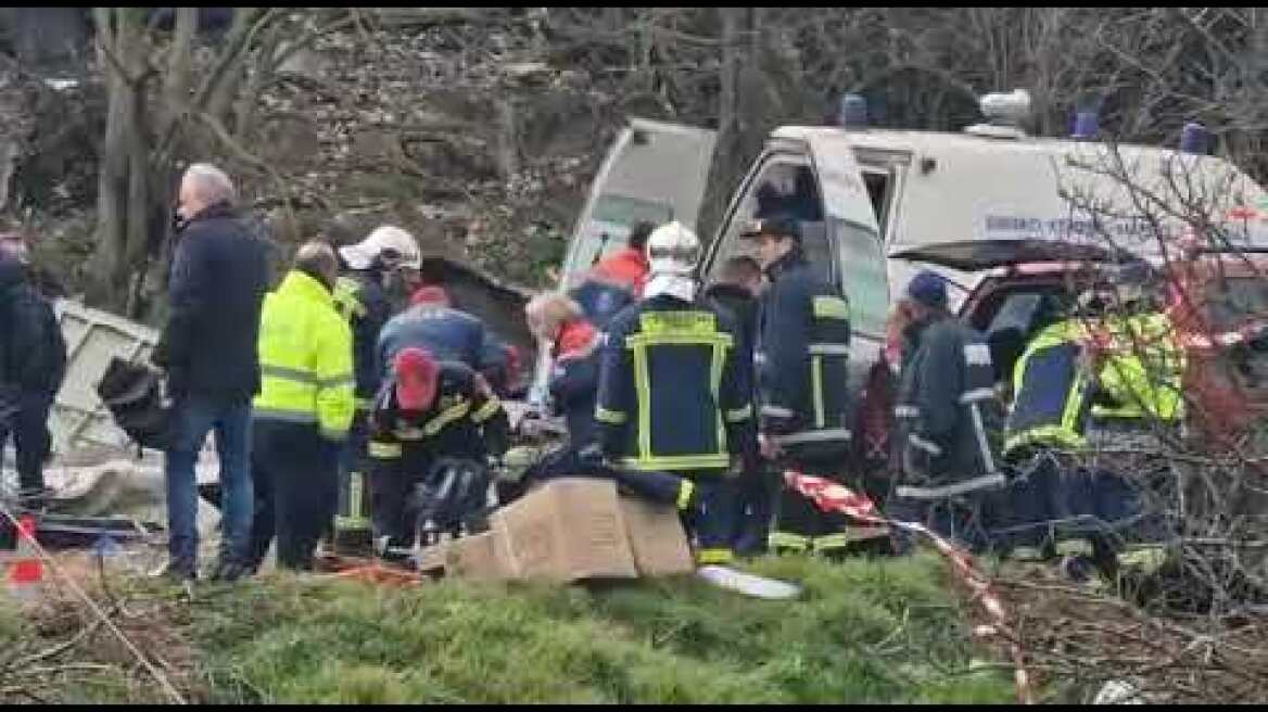 Σύγκρουση τρένων στη Λάρισα: Συνεχίζεται η μεγάλη επιχείρηση έρευνας και απεγκλωβισμού ατόμων