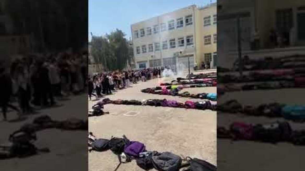 Οι συμμαθητές του 14χρονου σε ένδειξη σεβασμού προς το προσώπου του μαζεύτηκαν στο προαύλιο