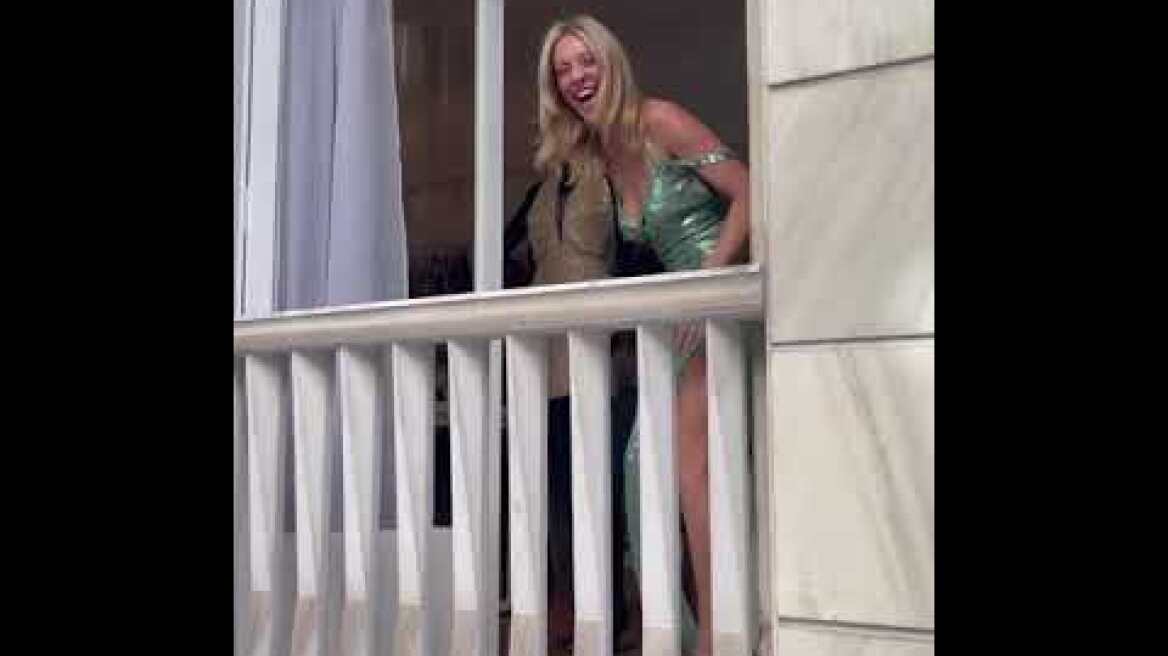 Η Γαρυφαλλιά Καληφώνη σκαρφαλώνει σε μπαλκόνι φορώντας μία τουαλέτα