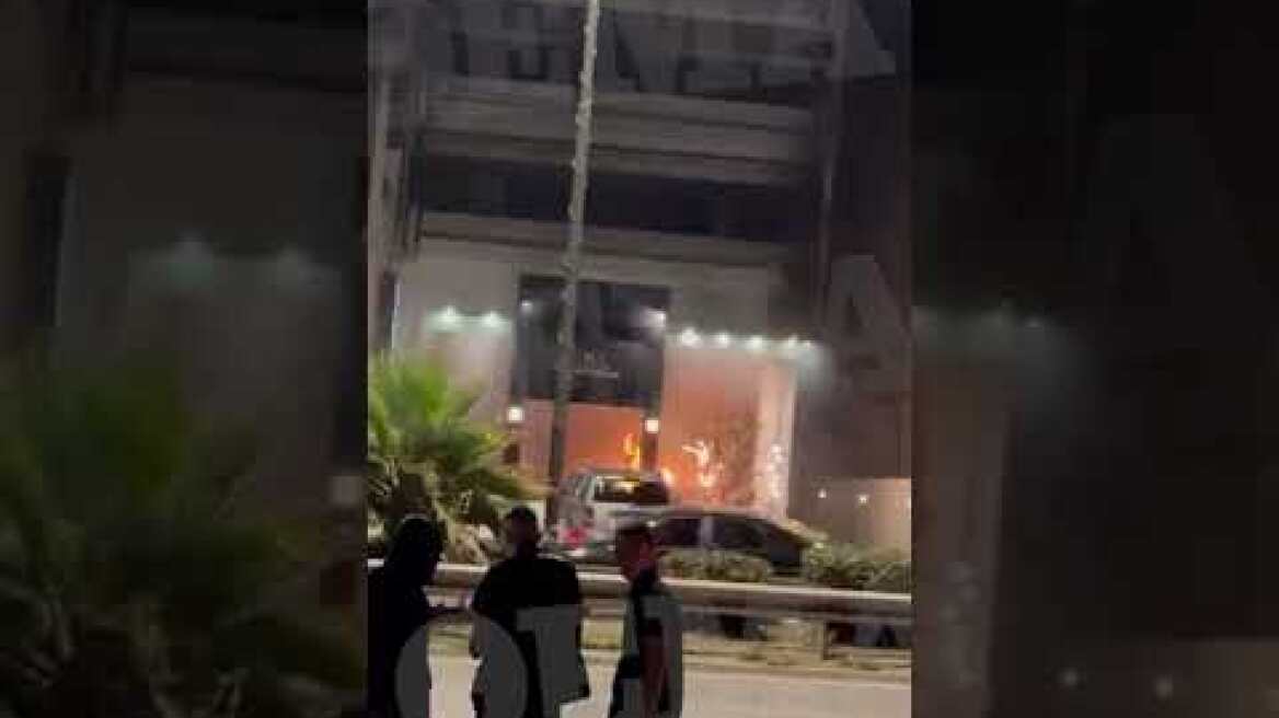 Άγνωστοι πυρπόλησαν με μολότοφ κατάστημα επίπλων στην Παραλιακή απέναντι από club γεμάτο κόσμο