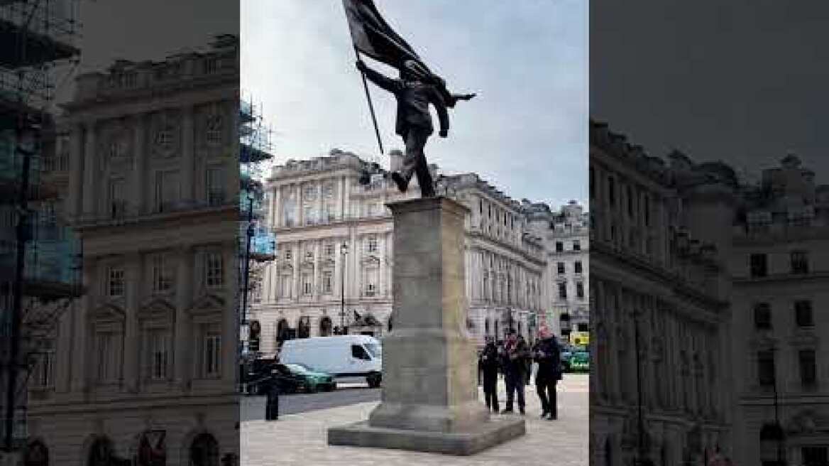 JAW-DROPPING NEW BANKSY STATUE APPEARS IN PALL MALL – SIGNED BY THE ARTIST HIMSELF!